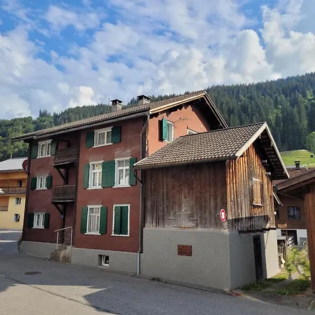 Glanzhirsch Nahe Klosters Kublis